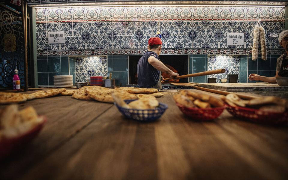 Turkiskt bröd bakad i stenugn på restaurang Lilla Istanbul på Backaplan i Göteborg
